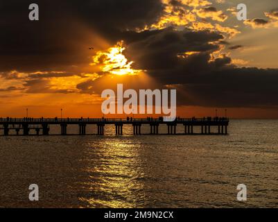 Die herrliche historische Palanga-Brücke an der Ostsee bei Sonnenuntergang in Litauen Stockfoto