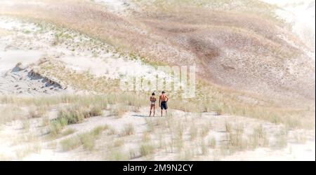 Ein junges Paar genießt einen Urlaub an der Ostsee in den sonnigen Golden Dunes in Nida, Litauen Stockfoto