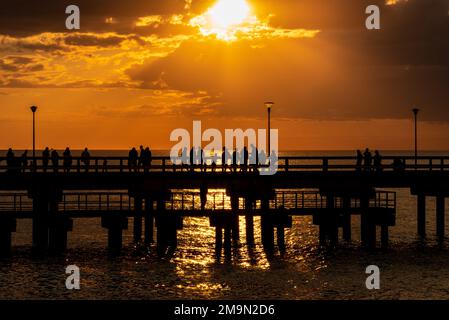 Die herrliche historische Palanga-Brücke an der Ostsee bei Sonnenuntergang in Litauen Stockfoto