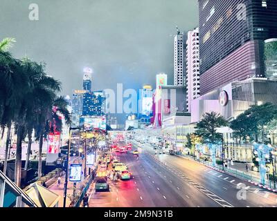 Ein Blick aus der Vogelperspektive auf Autos, die auf der Straße in Bangkok, Thailand, fahren Stockfoto