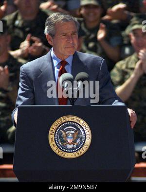 US-Präsident George W. Bush spricht auf der Marine Corps Base (MCB), Camp Lejeune, North Carolina, mit einer Menge von etwa 20.000 Mitgliedern des Militärs und ihren Familienmitgliedern. Basis: Marinestützpunkt, Camp Lejeune Bundesstaat: North Carolina (NC) Land: Szene der Vereinigten Staaten von Amerika (USA) Hauptkommando gezeigt: OBERBEFEHLSHABER Stockfoto