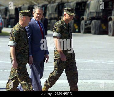 US-Präsident George W. Bush wird auf der Marine Corps Base (MCB), Camp Lejeune, North Carolina, vom Kommandeur der Basis (CG), Major General (MGEN) David M. Mize und der II Marine Expeditionary Force (MEF), kommandierender General, MGEN J.G.Castellaw, begrüßt. Basis: Marinestützpunkt, Camp Lejeune Bundesstaat: North Carolina (NC) Land: Szene der Vereinigten Staaten von Amerika (USA) Hauptkommando gezeigt: OBERBEFEHLSHABER Stockfoto