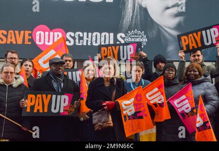 London, Großbritannien. 18. Januar 2023. Mary Bousted (C), gemeinsame Generalsekretärin der Nationalen Bildungsunion, startet im Vorfeld des Lehrerstreiks am 1. Februar die nationale Werbekampagne „Pay Up, Save Our Schools“ in Central London. Kredit: SOPA Images Limited/Alamy Live News Stockfoto