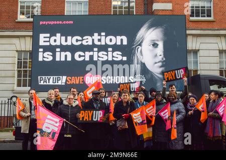 London, Großbritannien. 18. Januar 2023. Mary Bousted (C), gemeinsame Generalsekretärin der Nationalen Bildungsunion, startet im Vorfeld des Lehrerstreiks am 1. Februar die nationale Werbekampagne „Pay Up, Save Our Schools“ in Central London. Kredit: SOPA Images Limited/Alamy Live News Stockfoto