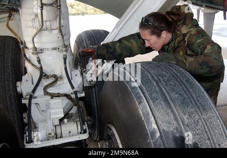 STAFF Sergeant (SSGT) der US-Luftwaffe (USAF) Erica Rhea, ein der 398. Air Expeditionary Group (AEG) zugeordnetes BESATZUNGSMITGLIED, misst vor dem Flug von einer vorstationierten Einsatzbasis zur Unterstützung DER FREIHEIT der Operation IRAQI eine Staffel auf einem RC-135V/W Nivet Joint Überwachungsflugzeug. Betroffene Operation/Serie: LAND DER IRAKISCHEN FREIHEIT: Unbekannt Stockfoto