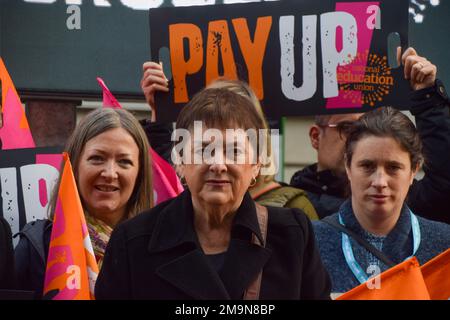 London, Großbritannien. 18. Januar 2023. Mary Bousted (C), gemeinsame Generalsekretärin der Nationalen Bildungsunion, startet im Vorfeld des Lehrerstreiks am 1. Februar die nationale Werbekampagne „Pay Up, Save Our Schools“ in Central London. (Foto: Vuk Valcic/SOPA Images/Sipa USA) Guthaben: SIPA USA/Alamy Live News Stockfoto