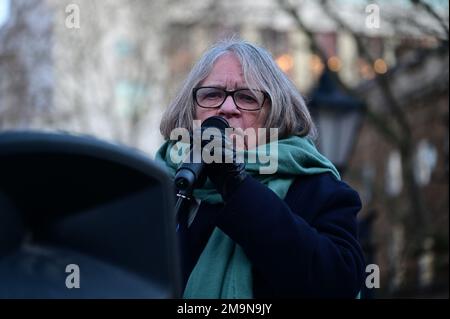 London, Großbritannien. 18. Januar 2023. Downing Street, Januar 17 2023. Sprecher Lindsey German von Stop the war Coalition am #NHSStrike Day als NHS-Mitarbeiter, Aktivisten und Aktivisten Rallye gegenüber der 10 Downing Street. Kredit: Siehe Li/Picture Capital/Alamy Live News Stockfoto