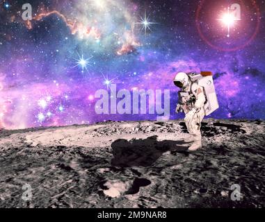 astronaut Walking on the Moon Konzept Tapeten Elemente dieses Bildes, bereitgestellt von der NASA Stockfoto