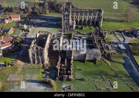 Luftaufnahme der Rievaulx Abbey. Rievaulx Village. Yorkshire Stockfoto