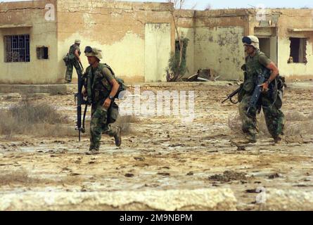 Marines von Echo Company, Battalion Landing Team (BLT), 2. Bataillon, 2. Marines, 24. Marine Expeditionary Unit (Special Operations Capable) (MEU SOC) sichern ein Gebäude auf einem Flugplatz, der einst von der irakischen 10. Panzerdivision in Al Amarah (Irak) gehalten wurde. Die Marines sind mit 5,56-mm-M16A2-Gewehren bewaffnet. Marines von Echo Company, Battalion Landing Team (BLT), 2. Bataillon, 2. Marines, 24. Marine Expeditionary Unit (Special Operations Capable) (MEU SOC) sichern ein Gebäude auf einem Flugplatz, der einst von der irakischen 10. Panzerdivision in Al Amarah (Irak) gehalten wurde. Die Marines sind mit einem 5,56-mm-M16A2-Gewehr bewaffnet Stockfoto