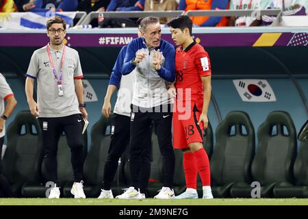 DOHA - (LR) Korea Republic Coach Paulo Bento, Kang-in Lee von der Republik Korea während des FIFA World Cup Katar 2022 Group H Match zwischen Uruguay und Südkorea im Education City Stadium am 24. November 2022 in Doha, Katar. AP | niederländische Höhe | MAURICE AUS STEIN Stockfoto