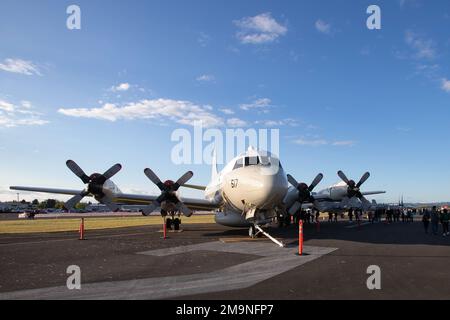 220520-N-OA487-1003 HILLSBORO (20. Mai 2022) – Zuschauer warten in der Schlange, um an einer Führung durch einen EP3-E Aries II von Fleet Air Reconnaissance One (VQ-1) während der Oregon International Air Show 2022 am 20-22. Mai in Hillsboro, Oregon, teilzunehmen. Während der Show konnten mehr als 100.000 Teilnehmer ein ausschließlich aus Frauen bestehendes US-Team beobachten und mit ihm interagieren Navy-Piloten und Crew, und sehen Sie sich die USA an Navy Aircraft einschließlich F-35C Lightning II, CMV-22 Osprey, EA-18G Growler, F/A-18E Super Hornet, C-2A Greyhound, EP-3E Aries II und MH-60s und MH-60R Seahawk Hubschrauber. Stockfoto