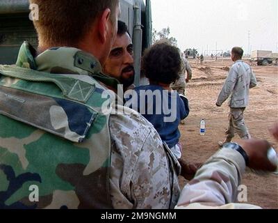 Personal DER US Navy (USN), das der Regimental Aid Station (RAS), 5. Marines, 1. Marine Division, zugewiesen ist, leistet medizinische Hilfe für verwundete irakische Zivilisten im nördlichen Vorort Bagdad während ihres Einsatzes in den Irak zur Unterstützung der FREIHEIT der Operation IRAQI. (Unterdurchschnittliches Bild). Operation/Serie: IRAKISCHE FREIHEITSBASIS: Bagdad Land: Irak (IRQ) Stockfoto