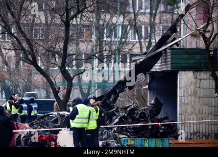 Brovary, Ukraine. 18. Januar 2023. Mitarbeiter der Polizei werden am Ort des Hubschrauberabsturzes in Brovary in der Nähe der ukrainischen Hauptstadt Kiew gesehen. Infolge eines Flugzeugabsturzes in der Region Kiew starben 14 Menschen, darunter der ukrainische Innenminister Denys Monastyrsky, und 25 Menschen wurden verletzt. Kredit: SOPA Images Limited/Alamy Live News Stockfoto