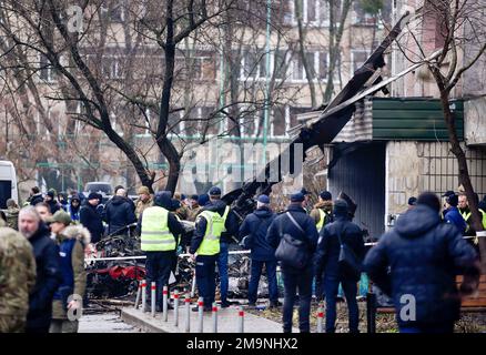 Brovary, Ukraine. 18. Januar 2023. Mitarbeiter der Polizei und anderer Rettungsdienste werden am Ort des Hubschrauberabsturzes in Brovary in der Nähe der ukrainischen Hauptstadt Kiew gesehen. Infolge eines Flugzeugabsturzes in der Region Kiew starben 14 Menschen, darunter der ukrainische Innenminister Denys Monastyrsky, und 25 Menschen wurden verletzt. Kredit: SOPA Images Limited/Alamy Live News Stockfoto