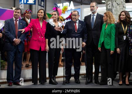 Madrid, Spanien. 18. Januar 2023. (Von links nach rechts) Reyes Maroto, Minister für Industrie, Handel und Tourismus Spaniens, Königin Letizia, Alejandro Giammattei, Präsident Guatemalas, König Felipe VI. Meritxell Batet, Präsidentin des spanischen Abgeordnetenkongresses, Isabel Díaz Ayuso, Präsidentin der Gemeinschaft Madrid, im Stan von Guatemala anlässlich der Eröffnungsfeier der Internationalen Tourismusmesse (FITUR) 2023 in Madrid. Guatemala wird auf der FITUR-Ausgabe 43. ein Partnerland sein und 131 Länder zusammenbringen. Kredit: SOPA Images Limited/Alamy Live News Stockfoto