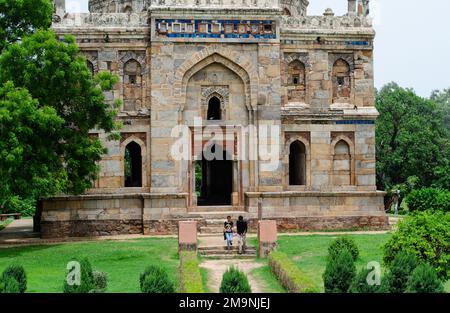 Das Bara-Gumbad und Masjid-Moschee-Monument in den lodhi-Gärten von delhi india. Stockfoto