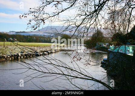 Blick auf Pendle Hill vom Flussufer, Sawley, Clitheroe, Lancashire, Vereinigtes Königreich, Europa Stockfoto