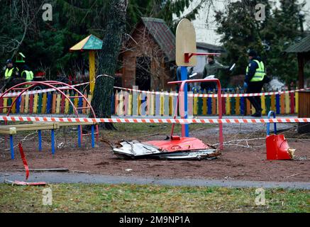 Brovary, Ukraine. 18. Januar 2023. Wrack eines abgestürzten Hubschraubers, gesehen auf dem Gebiet eines Kindergartens in Brovary in der Nähe der ukrainischen Hauptstadt Kiew. Infolge eines Flugzeugabsturzes in der Region Kiew starben 14 Menschen, darunter der ukrainische Innenminister Denys Monastyrsky, und 25 Menschen wurden verletzt. (Foto: Sergei Chuzavkov/SOPA Images/Sipa USA) Guthaben: SIPA USA/Alamy Live News Stockfoto