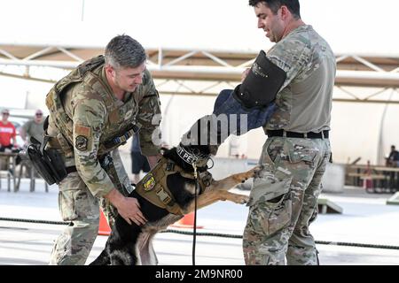 Staff Sgt. Jacob Yarborough und Staff Sean Tucker, beide 380. Expeditionary Security Forces Squadron und Teri, ein 380. ESFS MWD, führten eine Demonstration für die National Police Week am 20. Mai 2022 auf dem Luftwaffenstützpunkt Al Dhafra, Vereinigte Arabische Emirate, durch. Das US-Militär verwendet MWDs in allen Dienstbereichen und sie sind für bestimmte Aufgaben ausgebildet, einschließlich Verfolgung, Sprengstofferkennung, Patrouille, Suche und Rettung, Und angreifen. Stockfoto