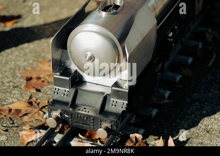 Eisendampfbahn aus nächster Nähe noch auf einer Eisenbahn von einem hohen Blickwinkel aus Stockfoto