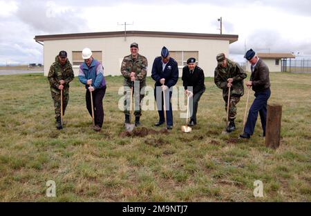 030414-F-3378P-012. [Complete] Bildunterschrift: Ausgewählte Würdenträger nehmen an der bahnbrechenden Zeremonie für das neue Arms Load Crew Training Facility für den 120. Fighter Wing (FW) Montana (MT), Air National Guard (ANG), in Great Fall, MT, Teil. Von links nach rechts abgebildet sind: US Air Force (USAF) SENIOR MASTER Sergeant (SMSGT) Mick Miller, 120. Fighter Wing Weapons Element Supervisor; Tim Wooten, Repräsentant von Wadsworth Builders; USAF Lieutenant Colonel (LTC) Barry Cochran, 120. Fighter Wing Base Civil Engineer; USAF Brigadier General (BGEN) Jex-STr., CHIEF Tanberg-Str. Stockfoto