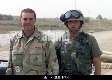 US Marine Corps (USMC) Corporal (CPL), James M. Parks (links) und USMC Lance Corporal (LCPL) David A. Tomlin, beide dem Hauptsitz und der Unterstützungsgesellschaft zugewiesen, Bataillon Landing Team (BLT) 2. Bataillon, 2. Marines, 24. Marine Expeditionary Unit (MEU), Special Operations Capable (SOC) posieren für ein Foto in einer Umkehrosmose-Wasseraufbereitungseinheit (ROWPU) in Al Rifa, Irak, während der Operation IRAQI FREEDOM. Operation/Serie: IRAKISCHE FREIHEITSBASIS: Al-Rifa-Land: Irak (IRQ) Stockfoto