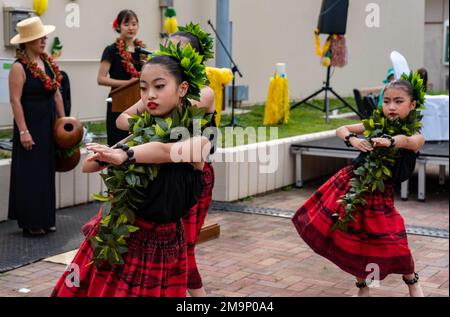 YOKOSUKA, Japan (20. Mai 2022) – Darsteller der Hui 'IWA Academy führen während einer Veranstaltung im Heritage Month der asiatisch-amerikanischen Pazifikinsel (AAPI) im Commander, Fleet Activities Yokosuka (CFAY) Ikego Housing Detachment einen Hula-Tanz auf. Der AAPI Heritage Month würdigt die Beiträge und den Einfluss der AAPI-Amerikaner zur Geschichte, Kultur und Errungenschaften der Vereinigten Staaten. Seit mehr als 75 Jahren stellt CFAY Basiseinrichtungen und -Dienste zur Unterstützung der vorwärtsstationierten Marinetruppen, Mietbefehle und Tausenden von Militär- und Zivilkräften der US-7.-Flotte bereit, wartet und betreibt diese Stockfoto