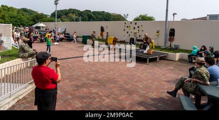 YOKOSUKA, Japan (20. Mai 2022) – Umeyama Meigetsu, ein professioneller Shakuhachi-Flötenspieler, spielt während einer Veranstaltung im asiatisch-amerikanischen PazifikIslander (AAPI) Heritage Month bei Commander, Fleet Activities Yokosuka (CFAY) Ikego Housing Detachment einen feierlichen Song. Der AAPI Heritage Month würdigt die Beiträge und den Einfluss der AAPI-Amerikaner zur Geschichte, Kultur und Errungenschaften der Vereinigten Staaten. Seit mehr als 75 Jahren stellt CFAY Basiseinrichtungen und -Dienste zur Unterstützung der vorwärtsstationierten Marinestreitkräfte der US-7.-Flotte, der Mieterbefehle und Tausender zur Verfügung, wartet und betreibt diese Stockfoto