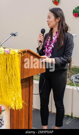 YOKOSUKA, Japan (20. Mai 2022) – Yoko Masuda, ein Master Labor Contractor, stellt einen Gastredner während einer Veranstaltung zum Heritage Month der asiatisch-amerikanischen Pazifikinseln (AAPI) bei Commander, Fleet Activities Yokosuka (CFAY) Ikego Housing Detachment vor. Der AAPI Heritage Month würdigt die Beiträge und den Einfluss der AAPI-Amerikaner zur Geschichte, Kultur und Errungenschaften der Vereinigten Staaten. Seit mehr als 75 Jahren stellt CFAY Basiseinrichtungen und -Dienste zur Unterstützung der vorwärtsstationierten Marinestreitkräfte der US-7.-Flotte, der Mieterbefehle und Tausender militärischer und -Dienste zur Verfügung, wartet und betreibt diese Stockfoto