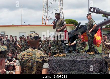 Sergeant Major des Marine Corps Alford McMichael (links stehend) und General Michael W. Hagee (RECHTS stehend), Kommandant des Marine Corps (CMC), besucht die 12. Marines im Waffenpark. GENERAL Hagee besuchte die III Marine Expeditionary Force (MEF) zum ersten Mal als CMC. Während seines Besuchs besichtigt er die Marinestützpunkte in Okinawa, Japan. Stützpunkt: Marinekorps-Basis, Camp Hansen Bundesstaat: Okinawa Land: Japan (JPN) Szene Hauptkommando: HQMC Stockfoto