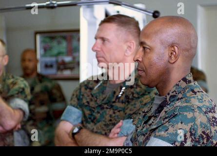 General (GEN) Michael W. Hagee (links), Kommandant des Marine Corps (CMC) und Sergeant Major des Marine Corps Alford McMichael (rechts), hören Sie sich eine kurze Einführung zu einem Themenlounge-Plan an, der von der 3. Marine Division ausgearbeitet wurde. GENERAL Hagee besuchte die III Marine Expeditionary Force (MEF) zum ersten Mal als CMC. Während seines Besuchs besichtigt er die Marinestützpunkte in Okinawa, Japan. Basis: Camp Schwab Country: Japan (JPN) Szene Hauptkommando gezeigt: HQMC Stockfoto