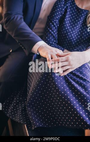 Nahaufnahme der liebenden paar Hand in Hand Stockfoto