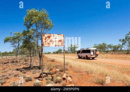 Off-Road-Fahrt in die abgelegene Kleinstadt Kajabbi im Outback, Queensland, QLD, Australien Stockfoto