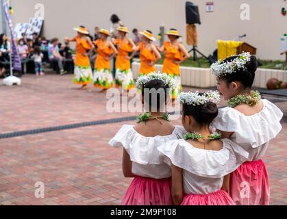 YOKOSUKA, Japan (20. Mai 2022) – Darsteller der Hui 'IWA Academy bereiten sich auf einen Hula-Tanz während einer Veranstaltung im AAPI Heritage Month (asiatisch-amerikanischer Pazifikinsel) im Commander, Fleet Activities Yokosuka (CFAY) Ikego Housing Detachment vor. Der AAPI Heritage Month würdigt die Beiträge und den Einfluss der AAPI-Amerikaner zur Geschichte, Kultur und Errungenschaften der Vereinigten Staaten. Seit mehr als 75 Jahren stellt CFAY Basiseinrichtungen und -Dienste zur Unterstützung der vorwärtsstationierten Marinestreitkräfte der US-7.-Flotte, der Mieterbefehle und Tausender militärischer und -Dienste zur Verfügung, wartet und betreibt diese Stockfoto