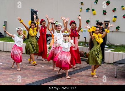 YOKOSUKA, Japan (20. Mai 2022) – Darsteller der Hui 'IWA Academy winken Auf Wiedersehen nach ihrem letzten Hula-Tanz während einer Veranstaltung im Monat des asiatisch-amerikanischen Pazifischen Islanders (AAPI) Heritage bei Commander, Fleet Activities Yokosuka (CFAY) Ikego Wohneinheit. Der AAPI Heritage Month würdigt die Beiträge und den Einfluss der AAPI-Amerikaner zur Geschichte, Kultur und Errungenschaften der Vereinigten Staaten. Seit mehr als 75 Jahren stellt CFAY Basiseinrichtungen und -Dienste zur Unterstützung der vorwärtsstationierten Marinetruppen, Mietbefehle und Tausenden von m der US-7.-Flotte bereit, wartet und betreibt diese Stockfoto