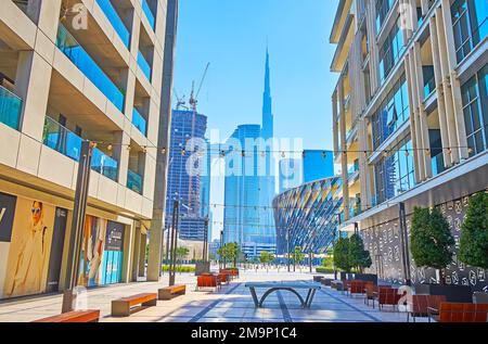 DUBAI, Vereinigte Arabische Emirate - 6. MÄRZ 2020: Fantastisches Burj Khalifa, Adresse Sky View und Al Wasl Tower im Bau von der Gasse im Stadtteil City Walk, auf der M Stockfoto