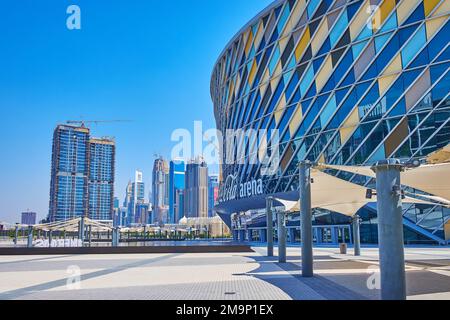 DUBAI, Vereinigte Arabische Emirate - 6. MÄRZ 2020: Coca-Cola Arena und Türme im Bau, am 6. März in Dubai Stockfoto