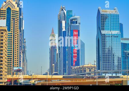 DUBAI, Vereinigte Arabische Emirate - 6. MÄRZ 2020: Die Skyline der Innenstadt mit Dusit Thani Dubai, Carlton Downtown Hotel, Al Kharbash Tower, Capricorn Tower im Hintergrund, Stockfoto