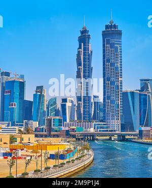 DUBAI, Vereinigte Arabische Emirate - 6. MÄRZ 2020: Futuristisches JW Marriot Marquis, umgeben von dichten Gebäuden der Business Bay, am 6. März in Dubai Stockfoto