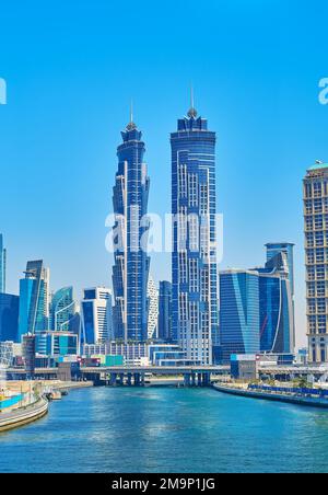 DUBAI, Vereinigte Arabische Emirate - 6. MÄRZ 2020: Futuristisches Glas JW Marriot Marquis Towers, hinter dem Dubai Water Canal und der Dubai Waterfall Bridge, am 6. März in Dubai Stockfoto