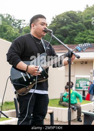 YOKOSUKA, Japan (20. Mai 2022) – Reggie Lacsina, eine professionelle Gitarrenspielerin, spielt während einer Veranstaltung im Heritage Month der asiatisch-amerikanischen Pazifikinsel (AAPI) bei Commander, Fleet Activities Yokosuka (CFAY) Ikego Housing Detachment einen Song. Der AAPI Heritage Month würdigt die Beiträge und den Einfluss der AAPI-Amerikaner zur Geschichte, Kultur und Errungenschaften der Vereinigten Staaten. Seit mehr als 75 Jahren stellt CFAY Basiseinrichtungen und -Dienste zur Unterstützung der vorwärtsstationierten Marinestreitkräfte der US-7.-Flotte, der Mieterbefehle und Tausender militärischer und ziviler Einheiten bereit, wartet und betreibt diese Stockfoto