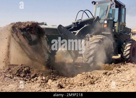 Ein Marine des US Marine Corps (USMC), der der 24. Service Support Group (SSG), der 24. Marine Expeditionary Unit (MEU), zugeordnet ist; Special Operations Capable (SOC) verwendet eine Tractor Rubber-tired Articulated Steering Multipurpose (TRAM), um Berms abzureißen, die Straßen blockieren, und um während der Operation IRAQI FREEDOM Kämpferpositionen entlang einer Hauptstraße in Al Rifa, Irak, zu entfernen. Operation/Serie: IRAKISCHE FREIHEITSBASIS: Al-Rifa-Land: Irak (IRQ) Stockfoto