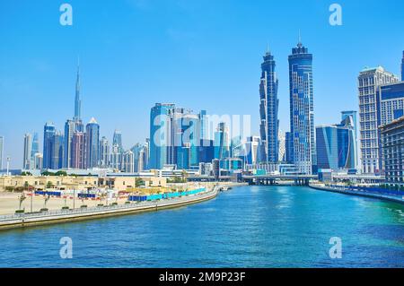 DUBAI, Vereinigte Arabische Emirate - 6. MÄRZ 2020: Genießen Sie den Blick auf die futuristischen Wolkenkratzer mit JW Mariott Marquis Twin Towers und Al Habtoor City Towers (Noora, Amna A Stockfoto