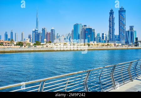 DUBAI, Vereinigte Arabische Emirate - 6. MÄRZ 2020: Genießen Sie die malerische futuristische Skyline von Dubai mit dem Burj Khalifa und Hunderten von modernen Stadttürmen vom Ufer von Dub Stockfoto