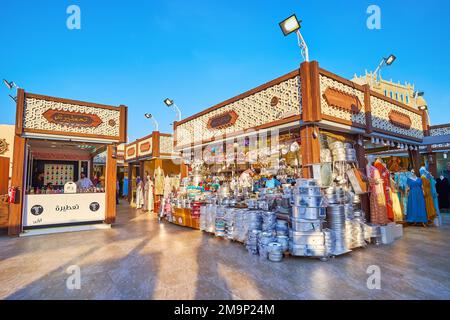 DUBAI, Vereinigte Arabische Emirate - 6. MÄRZ 2020: Die Geschäfte, die Kochgeschirr, Kleidung, Parfüm und andere Waren im Kuwait Pavilion des Global Village Dubai anbieten, am 6. März Stockfoto