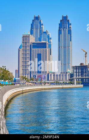 DUBAI, Vereinigte Arabische Emirate - 6. MÄRZ 2020: Die moderne Architektur von Al Habtoor City hinter dem Dubai Water Canal, am 6. März in Dubai Stockfoto