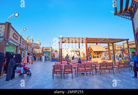 DUBAI, Vereinigte Arabische Emirate - 6. MÄRZ 2020: Die Geschäfte, das Café im Freien und die Fußgängerzone im Kuwait Pavilion des Global Village Dubai, am 6. März in Dubai Stockfoto
