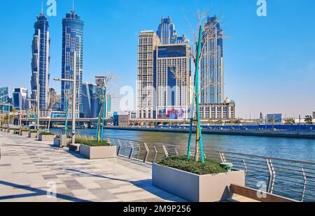 DUBAI, Vereinigte Arabische Emirate - 6. MÄRZ 2020: Die moderne Architektur von Business Bay und Al Habtoor City hinter dem Dubai Water Canal, am 6. März in Dubai Stockfoto