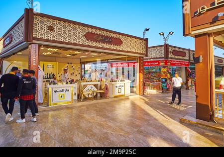 DUBAI, Vereinigte Arabische Emirate - 6. MÄRZ 2020: Die Gassen und Geschäfte des Kuwait Pavilion im Global Village Dubai, am 6. März in Dubai Stockfoto